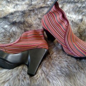 SUPER STYLISH Vivanz wedge Booties